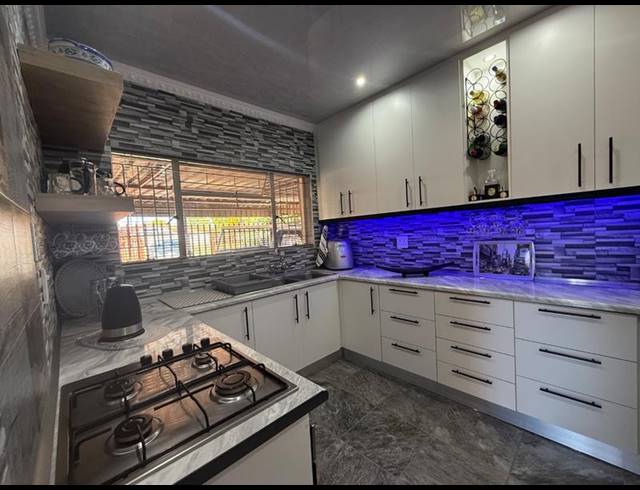 3 BEDROOM HOUSE FOR SALE IN VANDERBIJLPARK CE 3